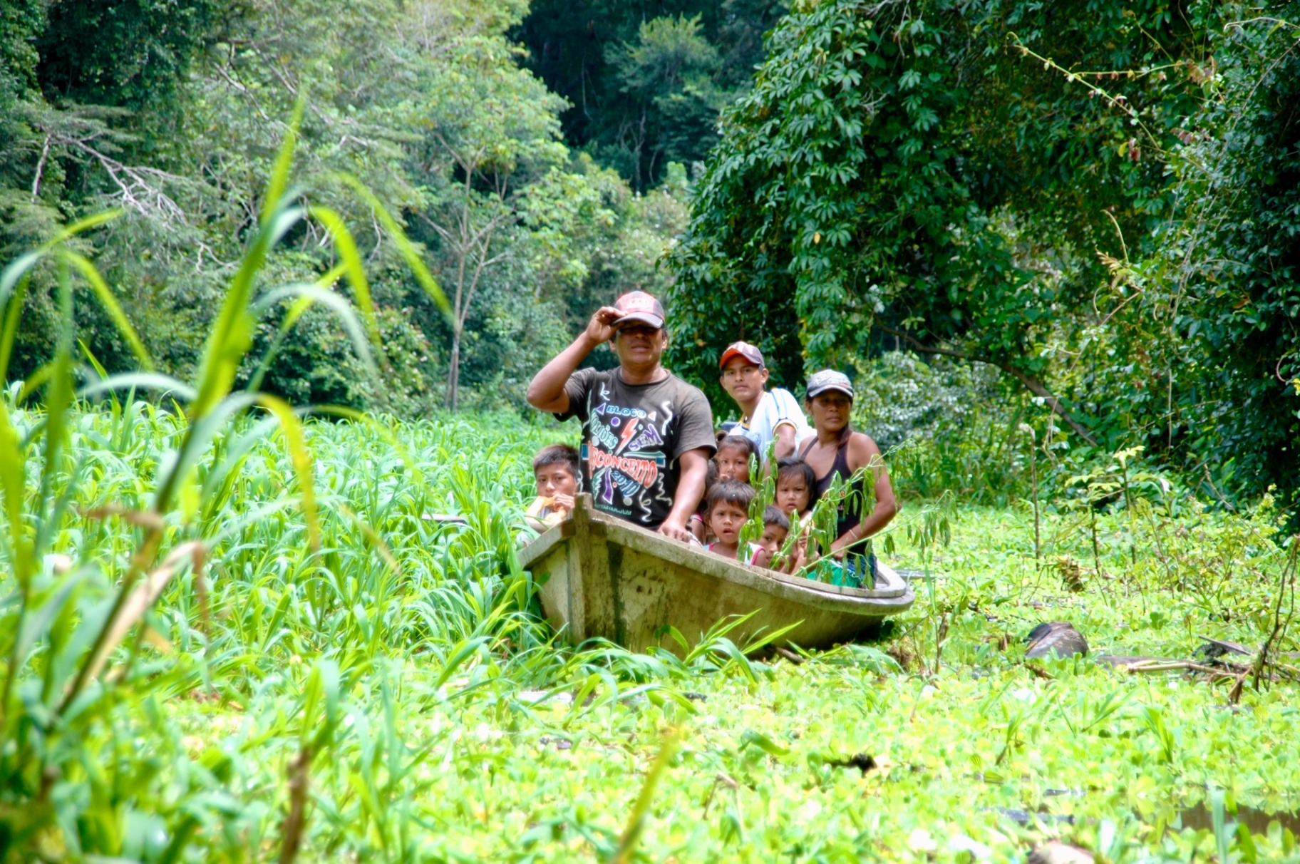Familie in boot in de jungle