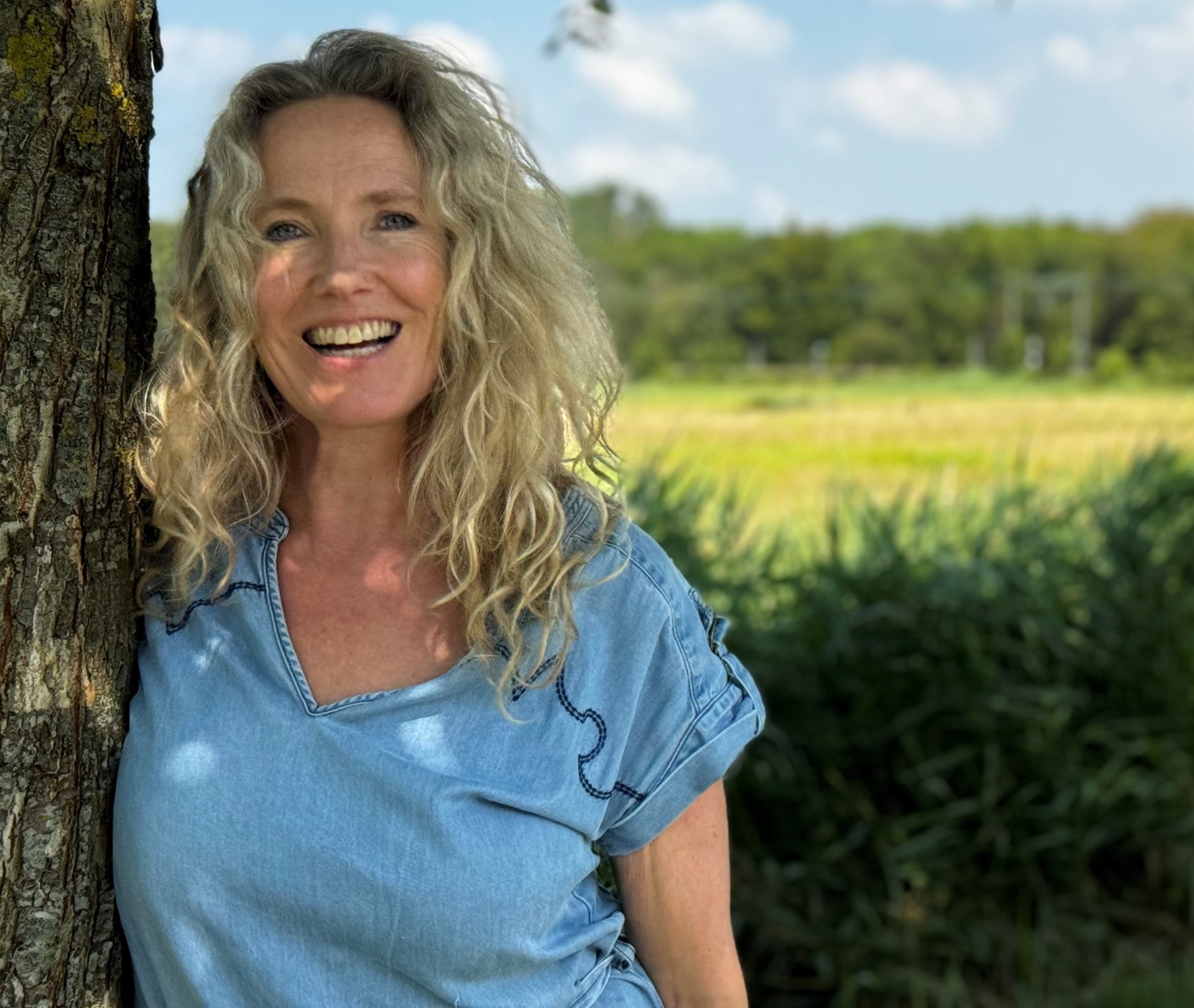 Matty leunt tegen een boom in de natuur