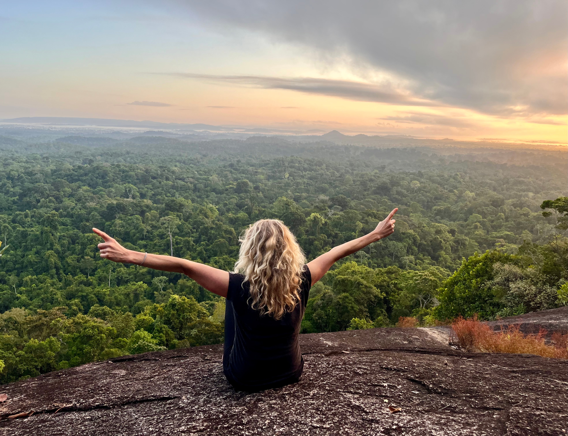Matty kijkt uit over een prachtig landschap bij zonsondergang
