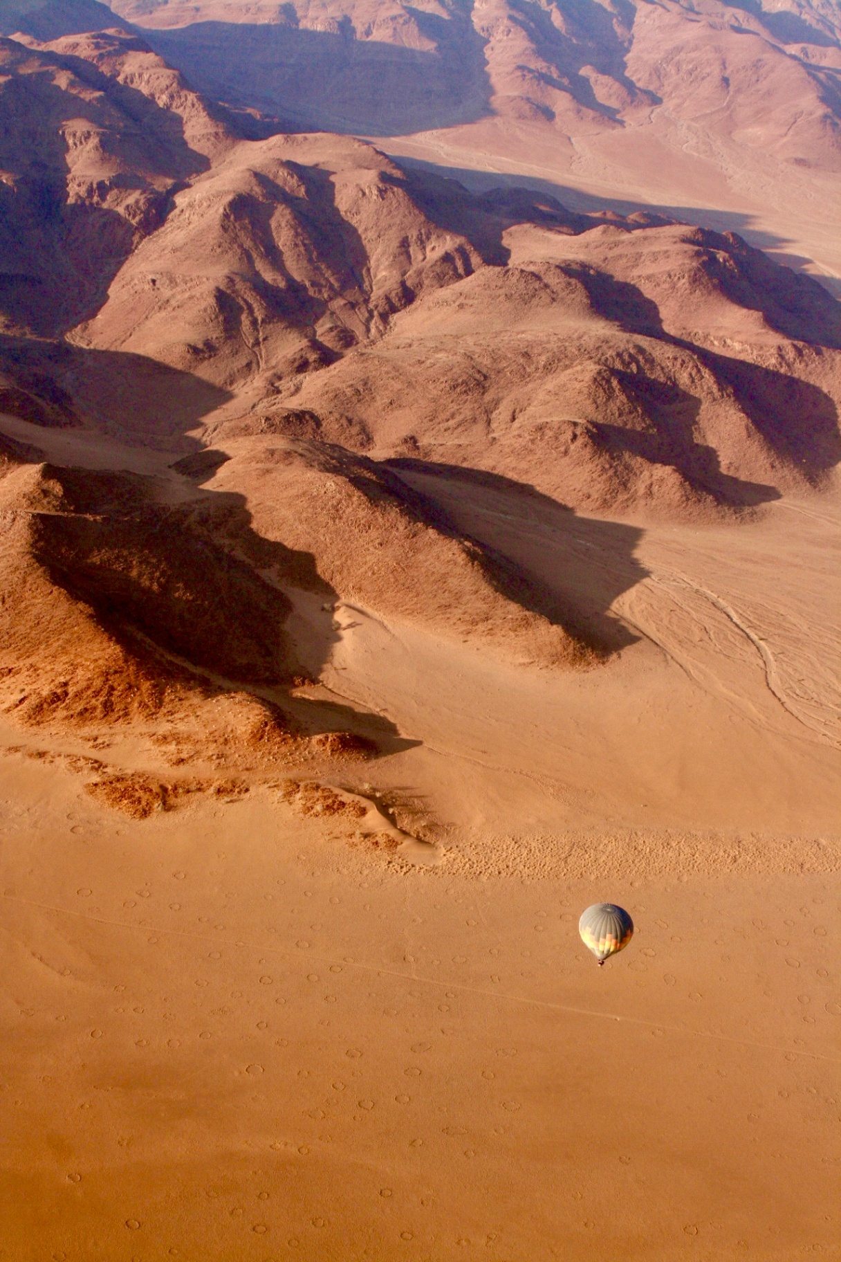 Luchtballon boven de Namibische woestijn